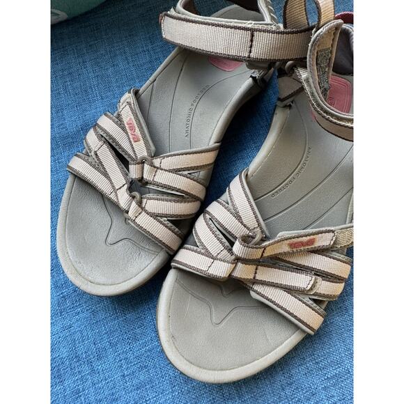 Teva Tirra Taupe Ladies Size 8/39 Taupe Super Comfortable & Supportive Hiking - Picture 1 of 4